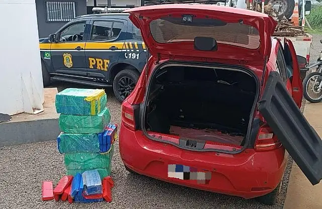 Motorista capota carro com 129 kg de maconha após fuga da BR-267