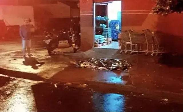 Homem é morto a facadas em frente a mercado