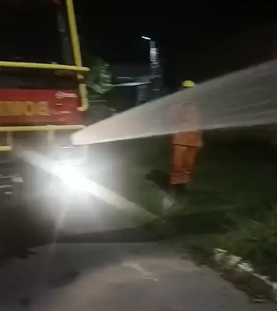 Bombeiros controlam incêndio de grandes proporções em Corumbá