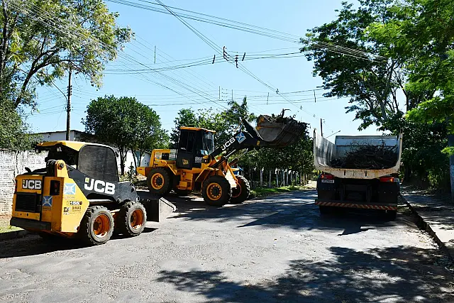 Prefeitura realiza mutirão de limpeza na Vila Trindade em Aquidauana
