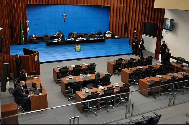 Deputados suspendem atividades parlamentares e administrativas