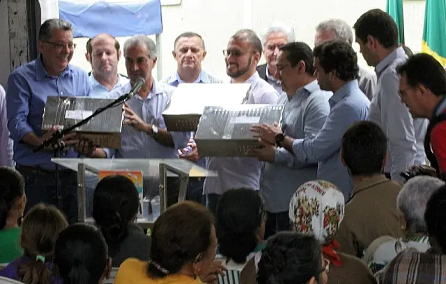 Reinaldo Azambuja firma convênio para reforma da Santa Casa de Corumbá