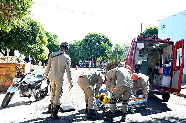 Motociclista bate CB 300 em caçamba no bairro Alto e fica ferido, em Aquidauana
