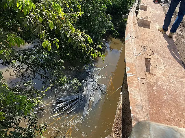 Carreta vai parar dentro de rio após acidente na ponte Taquarussu