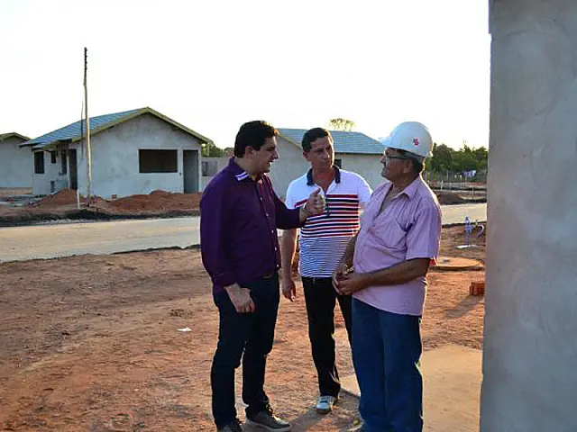 Gerente de Saúde visita conjunto habitacional em construção