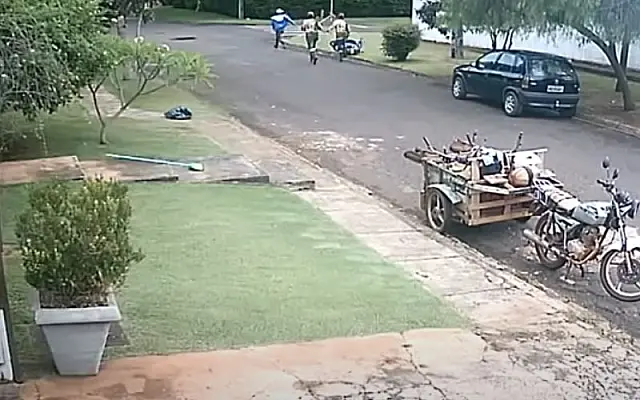 Trabalhadores enfrentam bandido e recuperam motocicleta