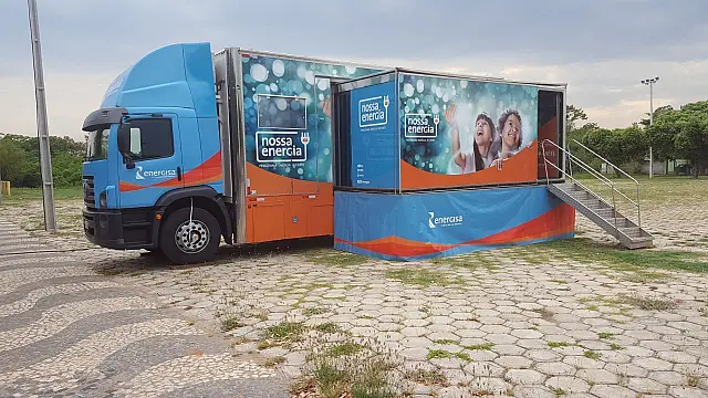 Carreta da Energisa dá dicas de economia e vira palco de teatro em Anastácio