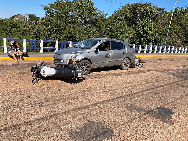 Acidente entre carro e motos interdita Ponte Nova