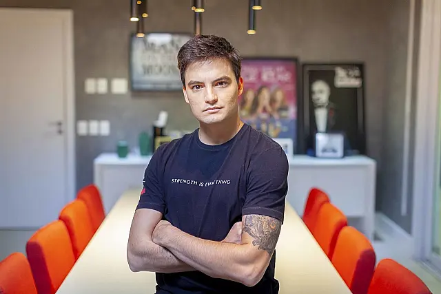 Felipe Neto tira mãe do país após receber ameaças por intolerantes e homofóbicos