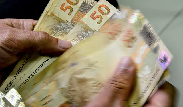 Inflação de outubro fica em 0,24%, puxada pelas passagens aéreas