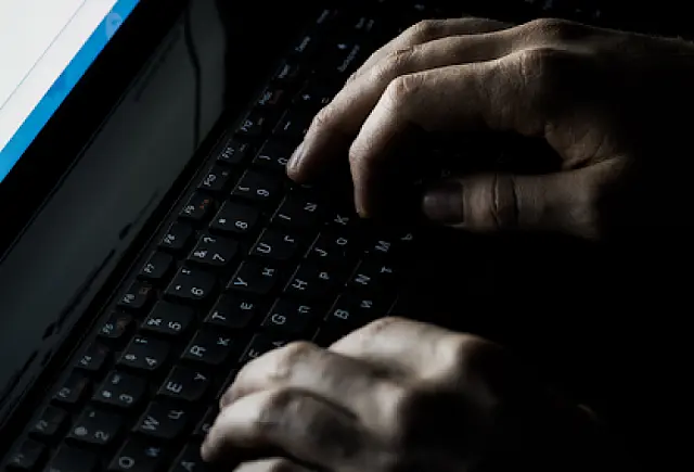 Homem é preso por 'vazar nudes' de adolescente de 16 anos