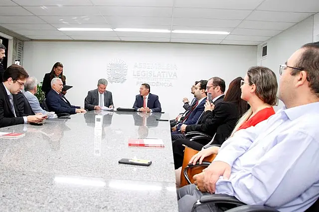 Autores do livro Reminiscências no Tribunal do Júri são homenageados na ALEMS