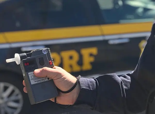 Jovem é preso pela PRF ao ser flagrado dirigindo bêbado