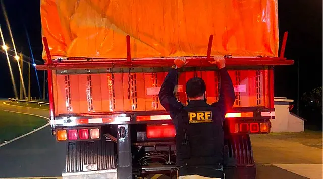 PRF apreende carreta carregada com 450 mil maços de cigarro contrabandeados