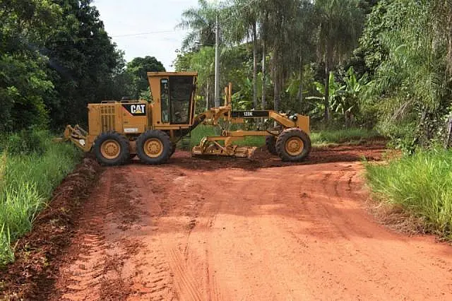 Prefeitura realiza obras de manutenção em ruas de Camisão