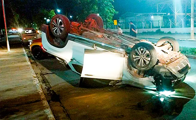 Casal de bolivianos colide em poste e tomba carro em Corumbá