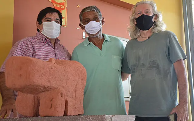 Artesão local entrega capivara de arenito, como forma de agradecimento ao município