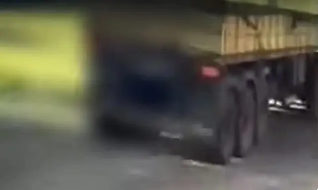 Motociclista morre após ser atropelado por caminhão