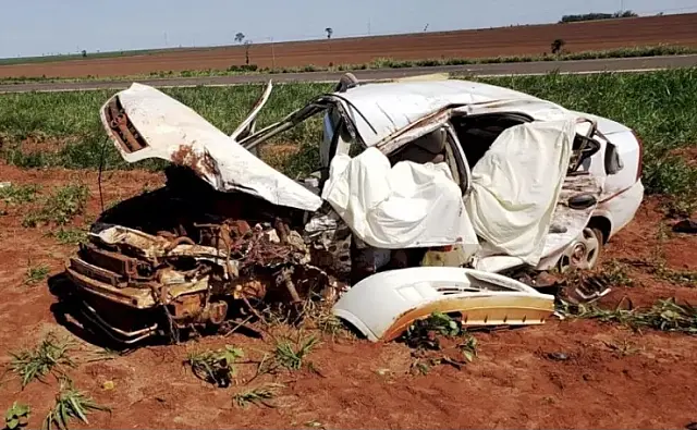 Acidente entre carro e caminhão deixa dois mortos na BR-376