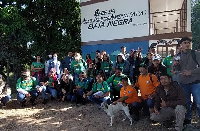 Estudantes realizam pesquisa de campo na região da APA Baia Negra, em Ladário