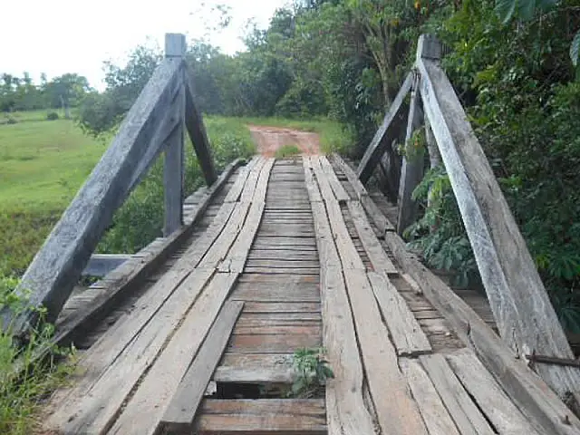 Pontes sobre os córregos Indaiá e Vermelho passam por reformas
