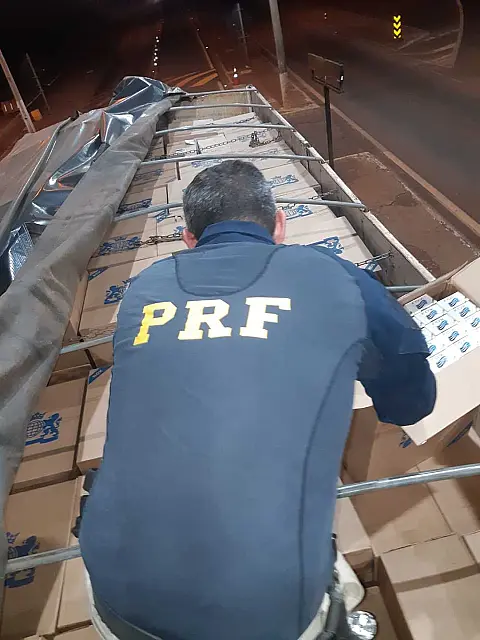 PRF apreende carga milionária de cigarros contrabandeados