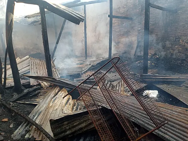 Bombeiros combatem incêndio em comércio desativado no centro de Corumbá
