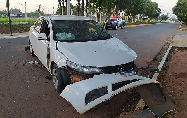 Motorista sofre ferimento em colisão contra árvore em Aquidauana
