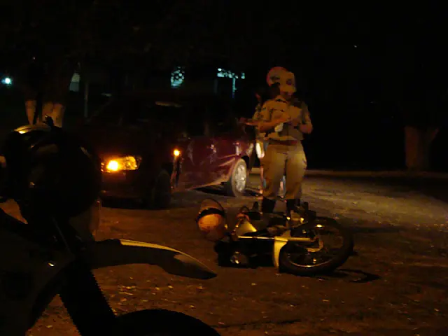 Colisão entre carro e moto deixa mulher ferida no Bairro Guanandy
