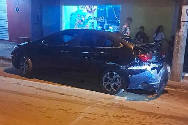 Motorista de Hilux bate em carro estacionado e foge em Anastácio