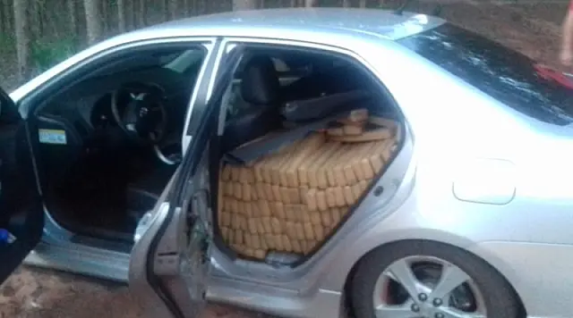 PRF apreende Corolla atolada com uma tonelada de maconha em MS