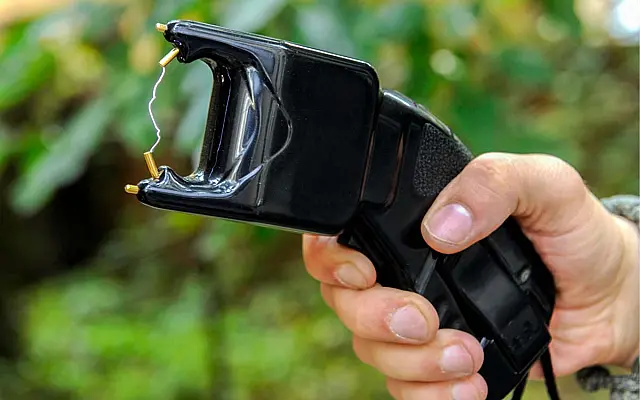 Nora ameaça sogra com faca e PM usa spray de pimenta e até arma não letal para prender