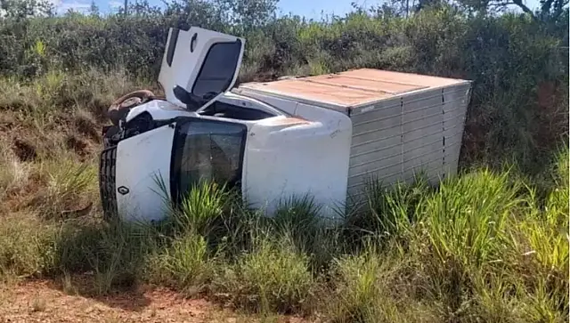 Caminhão tomba após motorista perder controle da direção