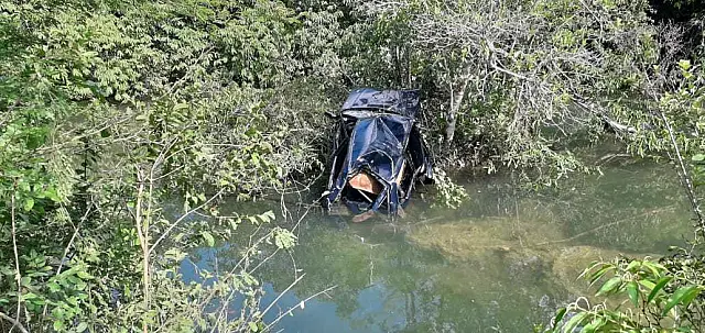 Bodoquena: Carro cai em rio e mulher anda 6 Km em busca de ajuda para o marido preso no veículo