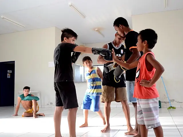 Professor de muay thai dá aulas gratuitas a crianças carentes do Cristo Rei