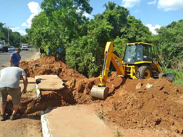 Trecho da BR-419 em Aquidauana passa por manutenção para evitar alagamentos