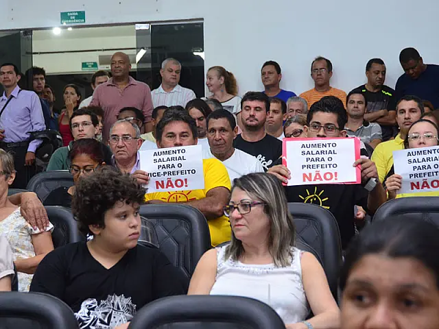 População de Aquidauana protesta contra aumento salarial dos políticos; vídeo