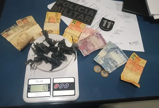Mulher é presa e adolescente apreendido por tráfico de drogas