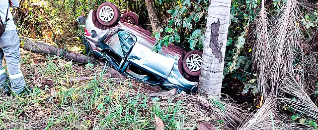 Homem morre após carro sair da pista e capotar às margens da BR-262