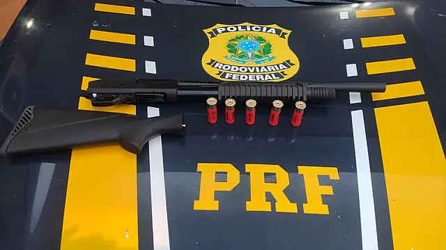 PRF apreende motorista com espingarda e munições