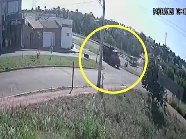 Câmera residencial grava acidente entre caminhão e casal em moto