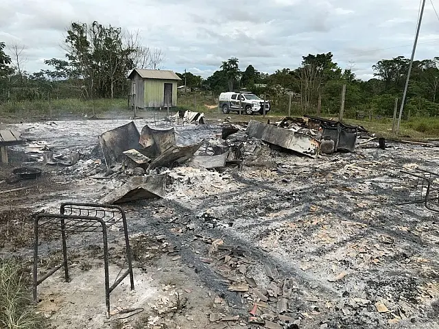 Aluno destrói escola em incêndio após professor chamar atenção por atraso no interior do Acre