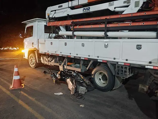 Motociclista sai ileso de acidente com caminhão
