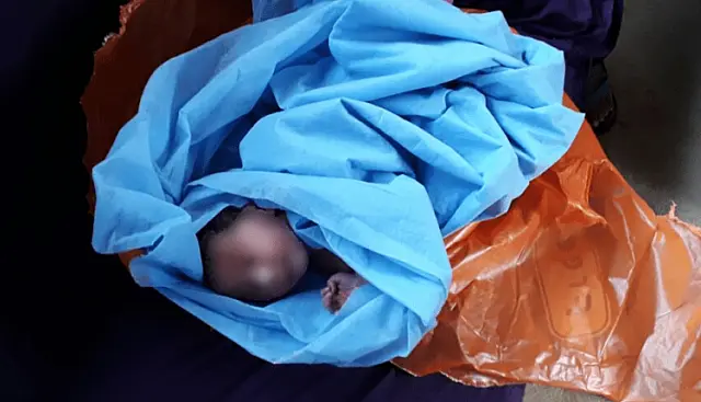 Adolescente é mãe de bebê que foi levado para o hospital enrolado em uma sacola