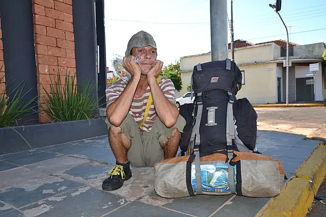 Artista de rua recria Chaves e encanta público de Aquidauana