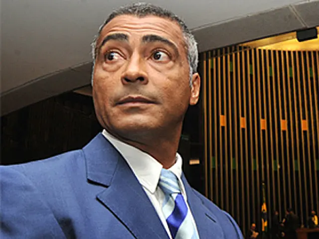 Após recusar teste do bafômetro, Romário bate-boca no Twitter
