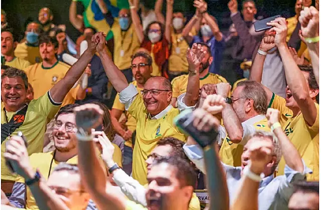 Equipe de transição comemora vitória do Brasil