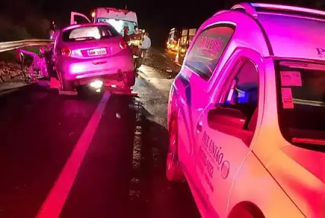 Mulher morre após bater carro de frente com carreta em MS