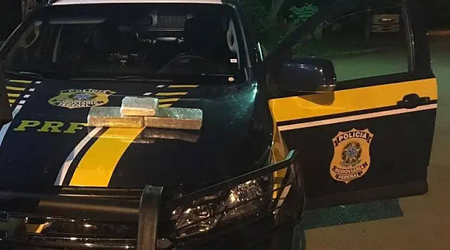 PRF apreende 2,5 quilos de cocaína com passageiro de ônibus na BR-262