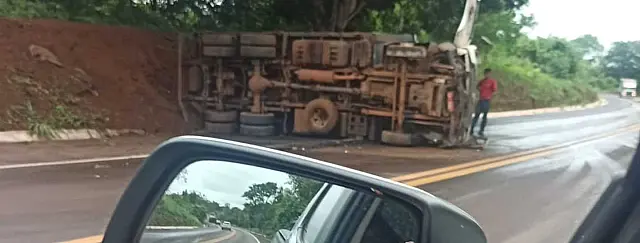 Caminhão capota na BR-262, sentido Aquidauana-Campo Grande